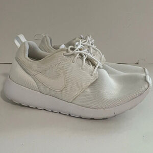 ✅️Nike  Women's Roshe Size 7Y - Triple White